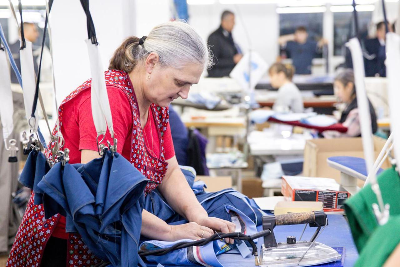 Un investitor italian dezvoltă industria textilă la Ungheni: 65.000 de pantaloni, cusuți lunar pentru un brand din UE.