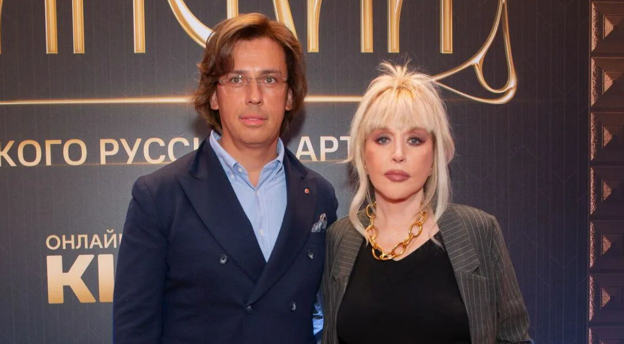 Пугачеву, Галкина, Слепакова и других артистов могут лишить в РФ званий.