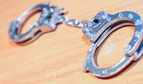 Двое из мужчин задержаны, а третий объявлен в розыск.