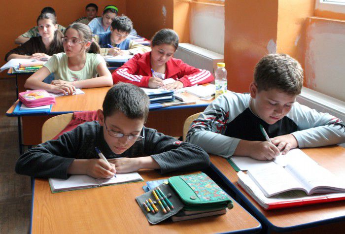 Elevii din localitățile rurale au competențe mai slabe decât cei din orașe. Foto: vtv.ro
