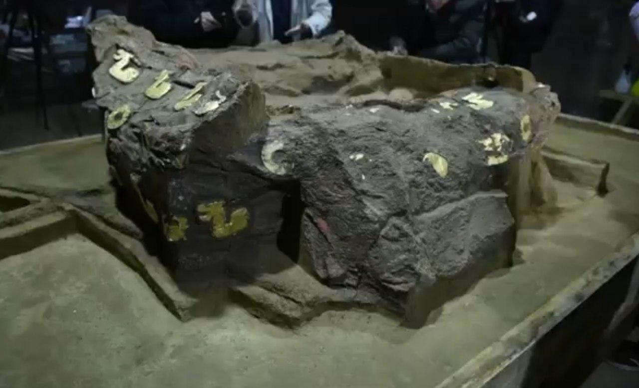Древняя колесница украшена росписью и позолоченными металлическими эмблемами с изображением животных.