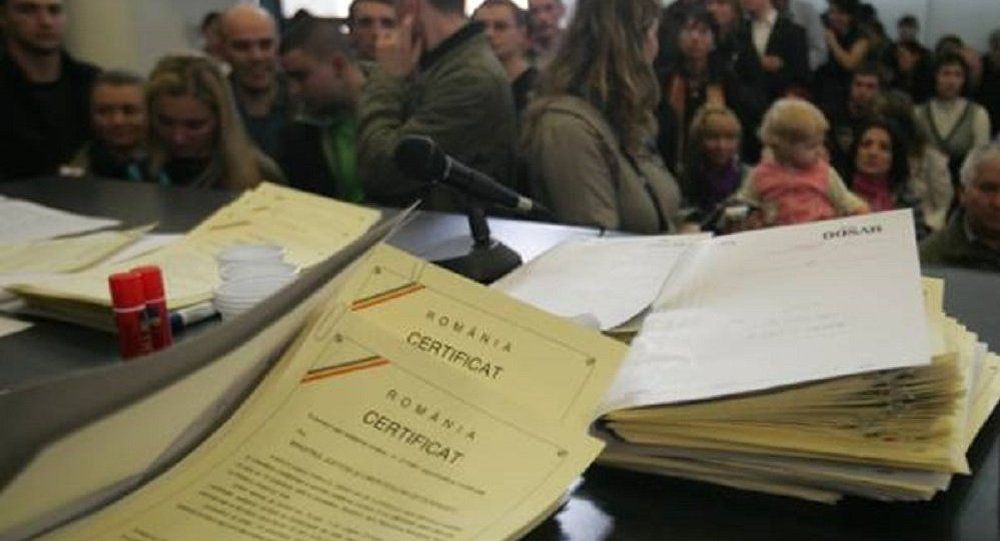 Săptămâna trecută sute de cetățeni moldoveni au primit refuz de prelungire a pașapoartelor românești. Foto: media.publika.md