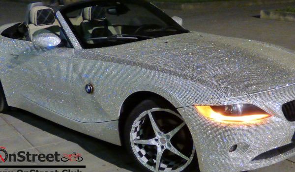 BMWul Z4 incrustat cu 250 de cristale Swarovski îi aduce profit proprietarului său.
