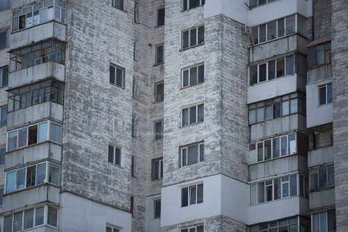 Bălți: Familii riscă să rămână fără locuințe. Nu le pot privaliza