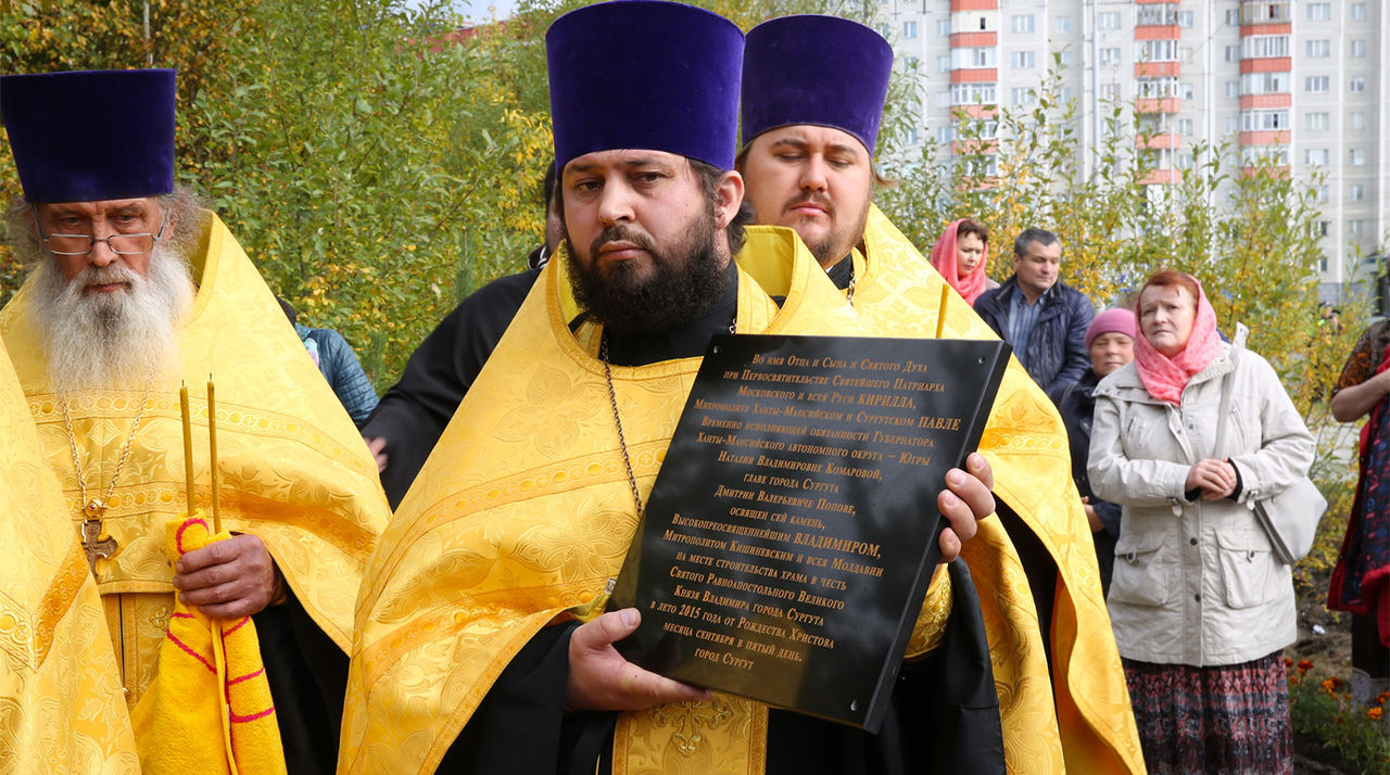 Сотрудникам органов правопорядка пришлось надеть на священника наручники и связать ему ноги ремнем. Фото: Иван Дарий/vk.com.