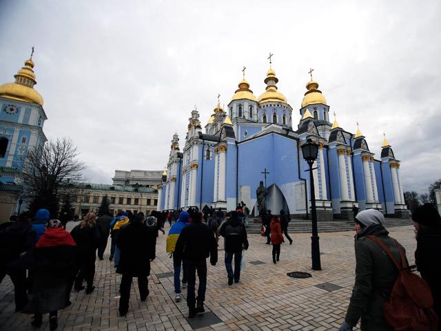 Около 200 сторонников евроинтеграции Украины, которых разогнали на площади Независимости, забаррикадировались на территории Михайловского собора. Фото: Reuters