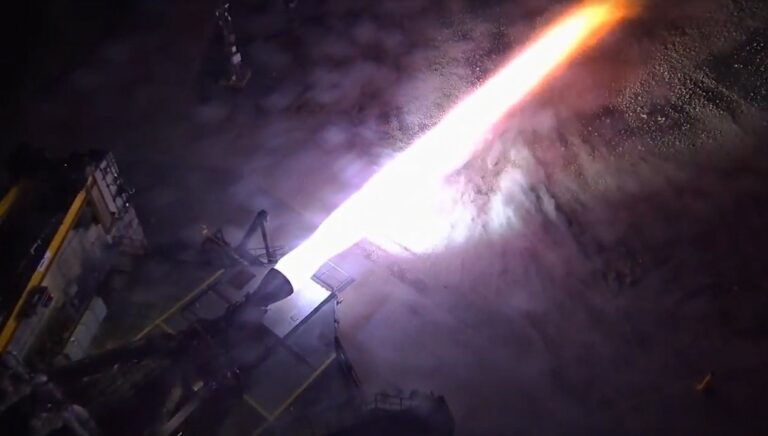 SpaceX показала видео новых испытаний двигателя Raptor.