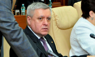 Nisipul sau prundişul extrase în cadrul lucrărilor de amenajare sau de menţinere a porţiunii navigabile urmează să fie returnate .