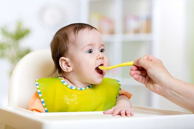 Mierea, zahărul şi sarea ar trebui să se introducă în alimentaţia copilului după ce împlineşte un an. 