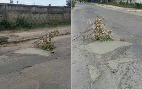 Жители Кишинева самостоятельно залатали яму на дороге.