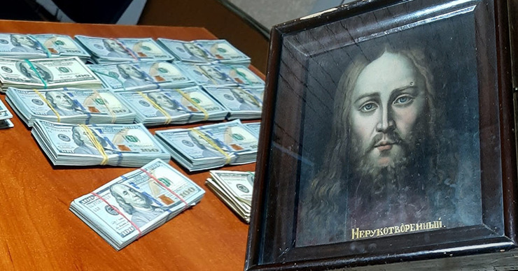 Гражданин РФ пытался переправить в Молдову 800 тысяч долларов и икону. Коллаж Point.md.
