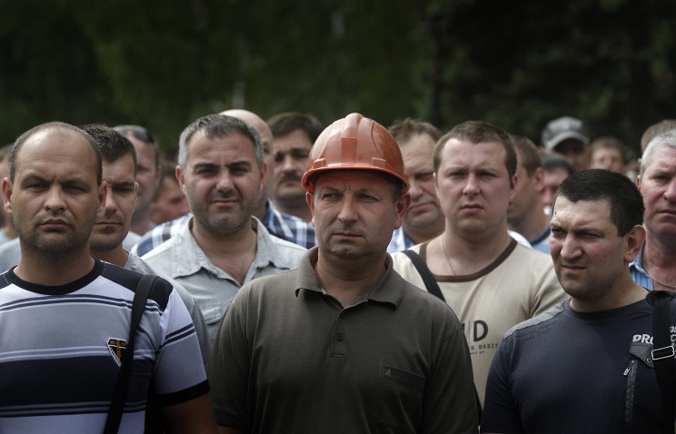Сотни шахтеров пикетируют здание правительства Украины, требуя от кабинета министров погасить задолженность по зарплате.