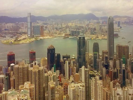 Mai mult de 50 de proprietati din Hong Kong sunt detinute, dezvoltate si administrate de MTI, inclusiv doi dintre cei mai inalti zgarie-nori din oras.