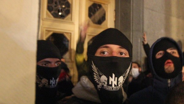 "Правый сектор" связан с националистической партией "Свобода", которая после госпереворота на Украине входит в правящую коалицию.