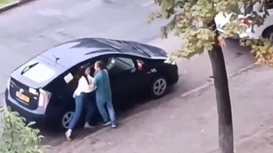 На Ботанике водитель такси грубо выставил девушку из салона.