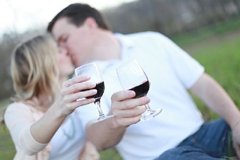 Se pare că riscurile planează doar asupra consumului de vin alb, nu și rosu.