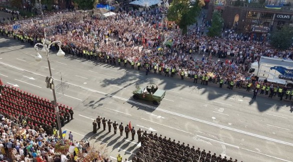 Военного успели подхватить люди, стоявшие рядом.