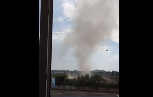 В Харькове сняли на видео пыльный вихрь.