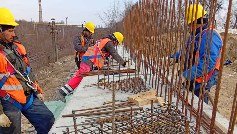 Lucrările de reabilitare a pasajului peste calea ferată pe un drum național, în plină desfășurare.