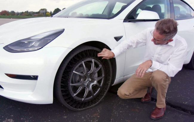 Goodyear тестирует Tesla Model 3 с безвоздушными шинами.