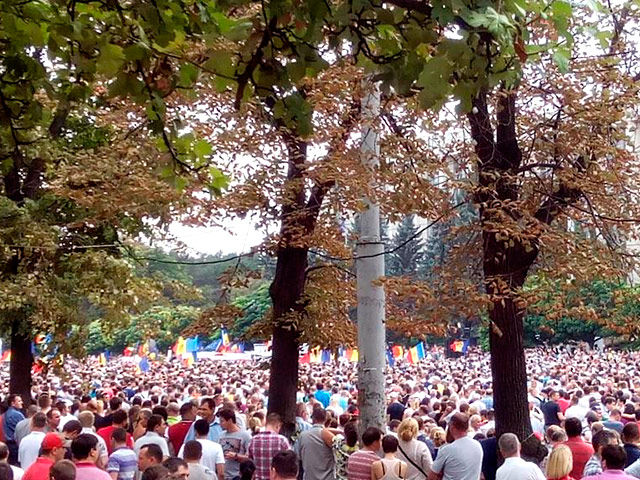 Организаторы митинга протеста в центре Кишинева заявили о намерении установить на центральной площади города палаточный городок.