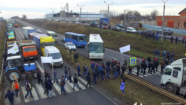 Трасса Киев-Одесса а также дорога Умань-Тернополь в понедельник были перекрыты.