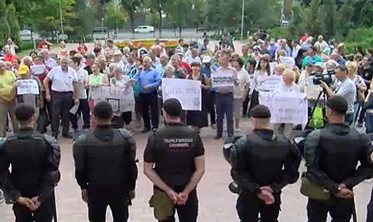 Зона протеста оцеплена полицией.