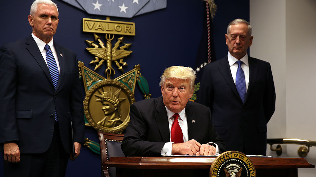 Трамп подписал новый указ по иммиграции.