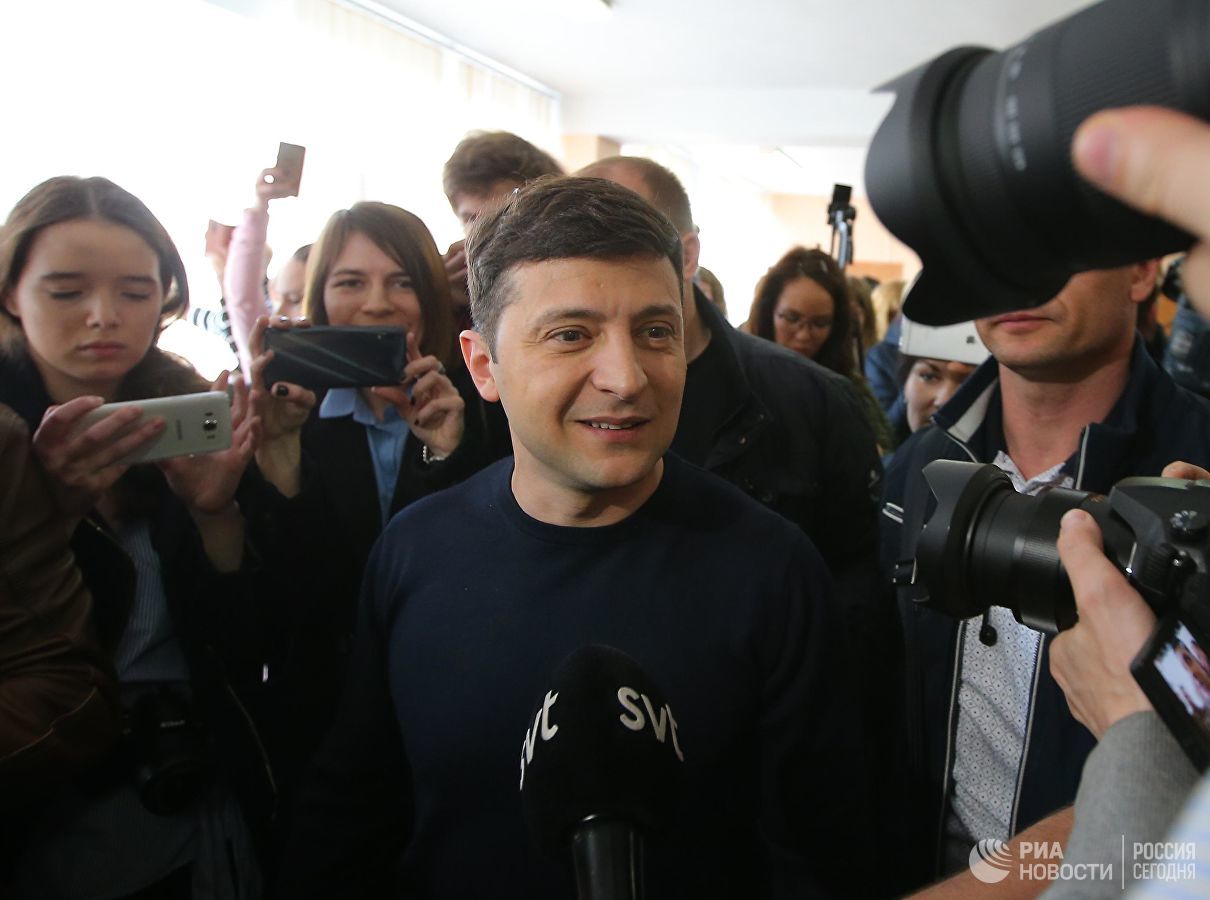 Опрос показал шансы Зеленского на победу во втором туре выборов.