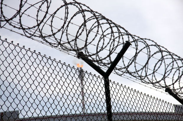 Instigatorul infracţiunii a fost condamnat la 5 ani 6 luni de detenţie, iar complicele său minor va petrece 1 an şi 6 luni după gratii.