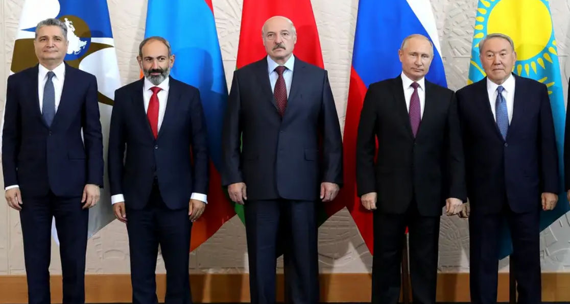 Politico: Беларусь снабжала Азербайджан продвинутыми вооружениями.
