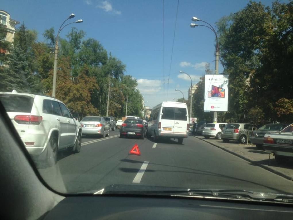Două vehicule s-au tamponat din plin într-un sector din Capitală. Acum, traficul rutier se desfășoară doar pe o bandă