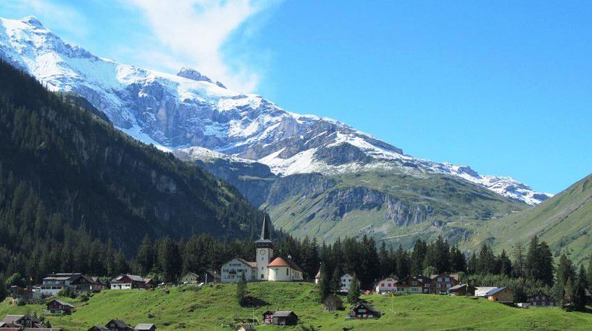 Două stațiuni din Alpii francezi afectate de lipsa ninsorilor au recurs la un elicopter pentru a aduce câteva tone de zăpadă pe pistele lor de schi.