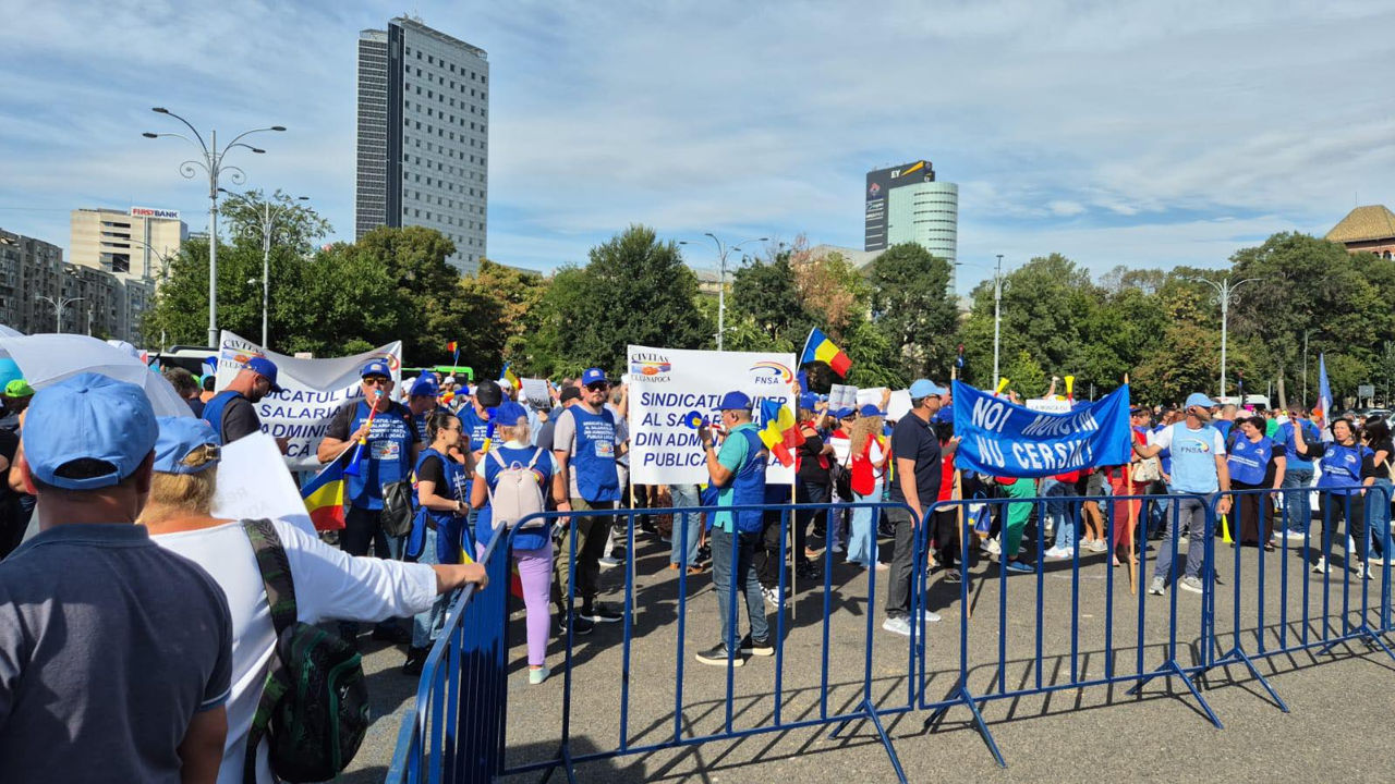 Sindicaliștii români din administrația publică protestează la București.