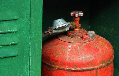 Incidentul a avut loc aseară în casa unde locuiau cei doi, după ce bărbatul a lăsat să se scurgă gazele din rezervor.