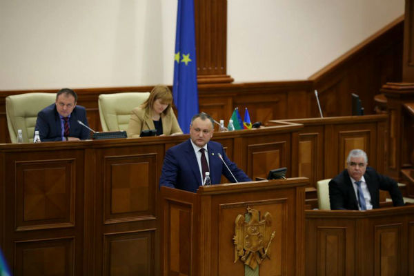Додон отметил, что комиссия должна заняться расследованием ситуации в этих банках и выработать меры по выходу из нее.