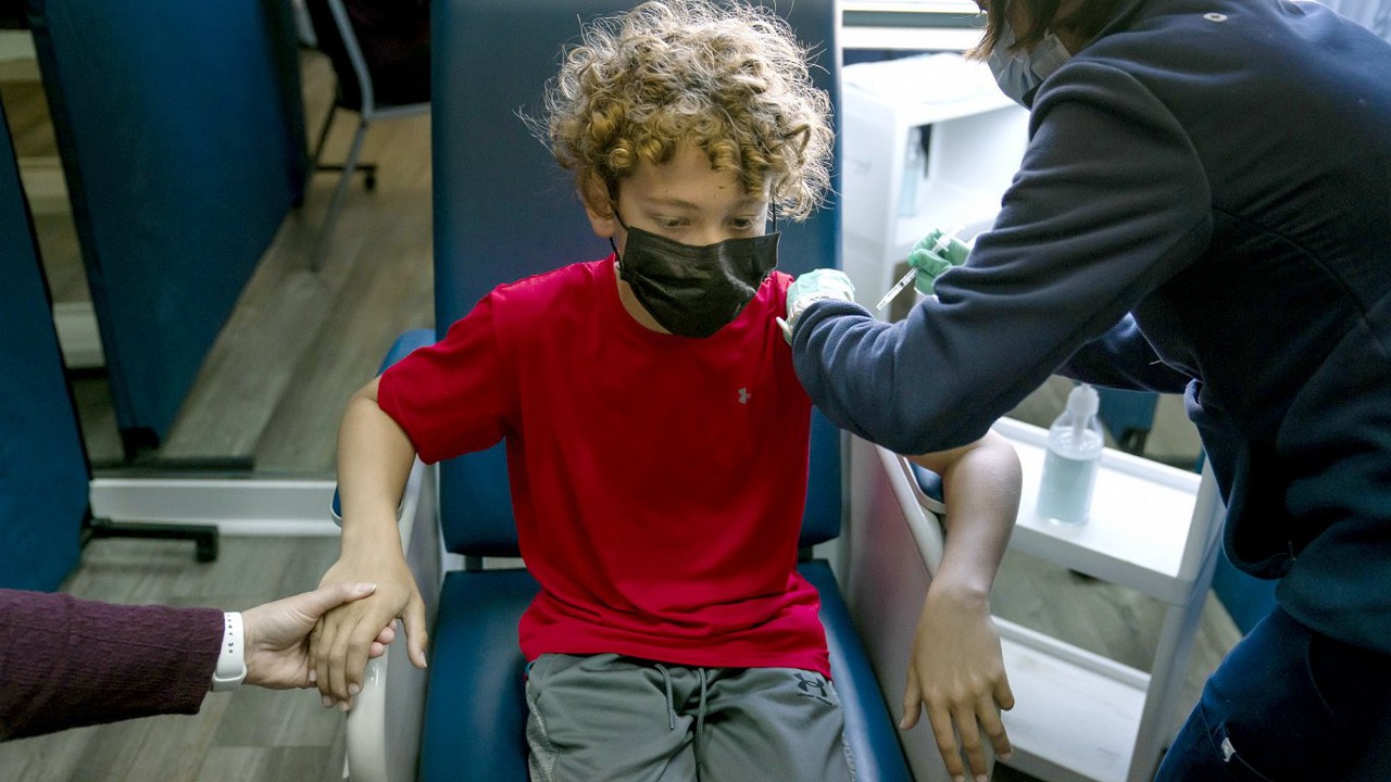 В Британии рекомендовали массовую вакцинацию детей 5-11 лет.