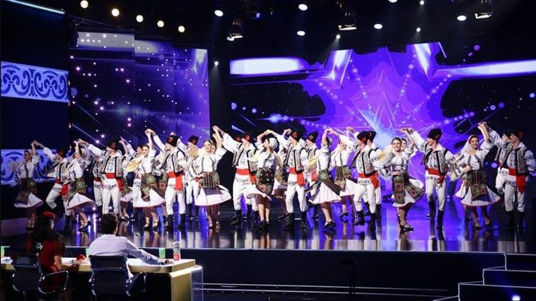 Ansamblul Joc a rupt scena, publicul și juriul la Românii au Talent. Foto: deschide.md
