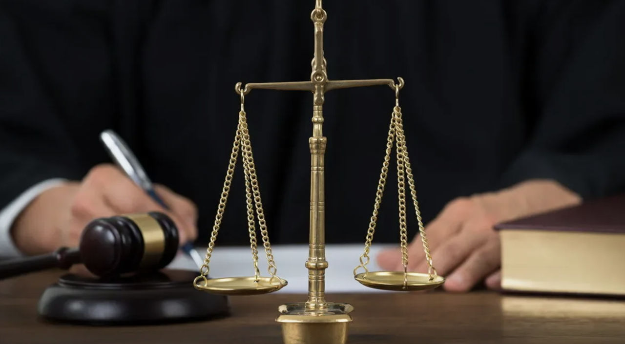 Двух сотрудников Таможенной службы обвиняют в злоупотреблении служебным положением.