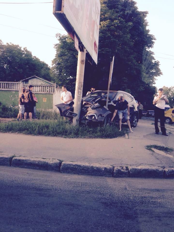 Одна из машин выехала на тротуар и врезалась в рекламный щит.