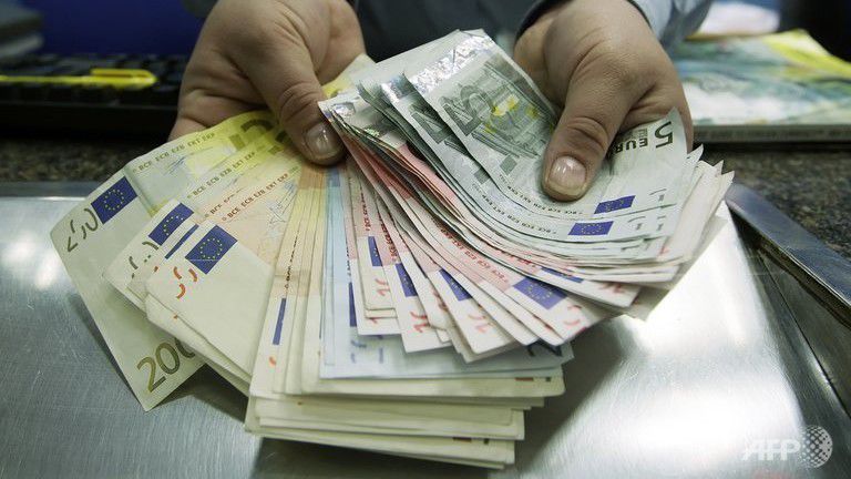 Leul continuă să se deprecieze în raport cu moneda unică europeană.