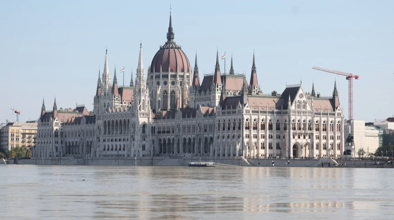 В Будапеште вода дошла до здания парламента.