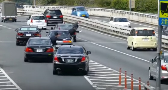 Пользователей привело в восторг видео, на котором кортеж японского премьер-министра встраивается в дорожный поток.