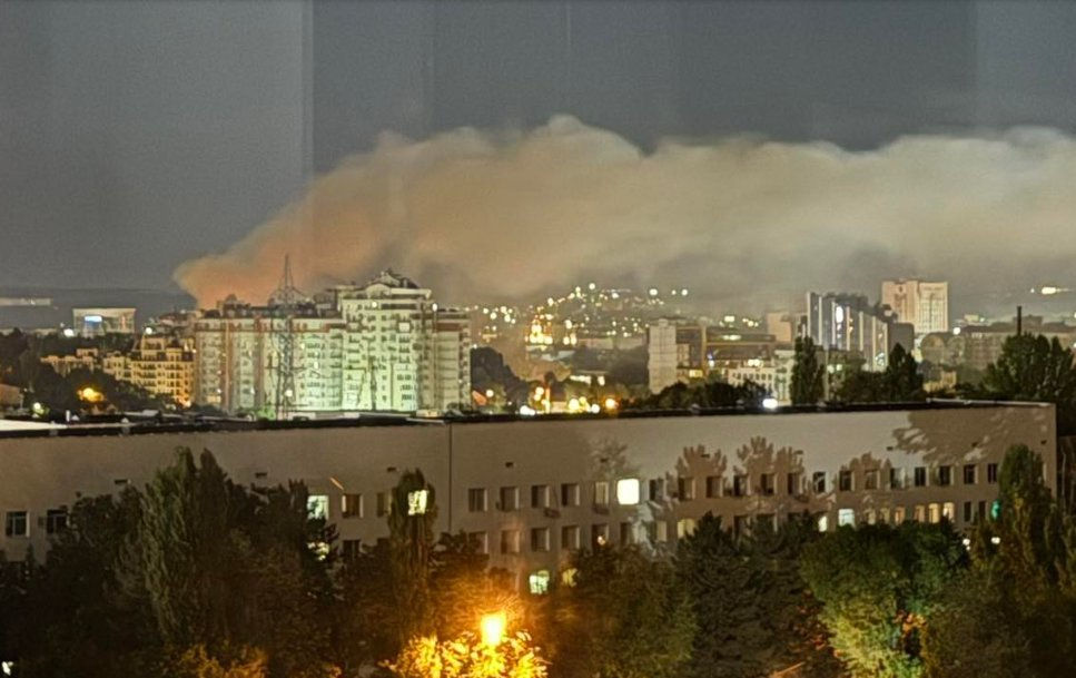 Incendiu în Capitală: Un apartament dintr-o clădire părăsită a ars în totalitate.
