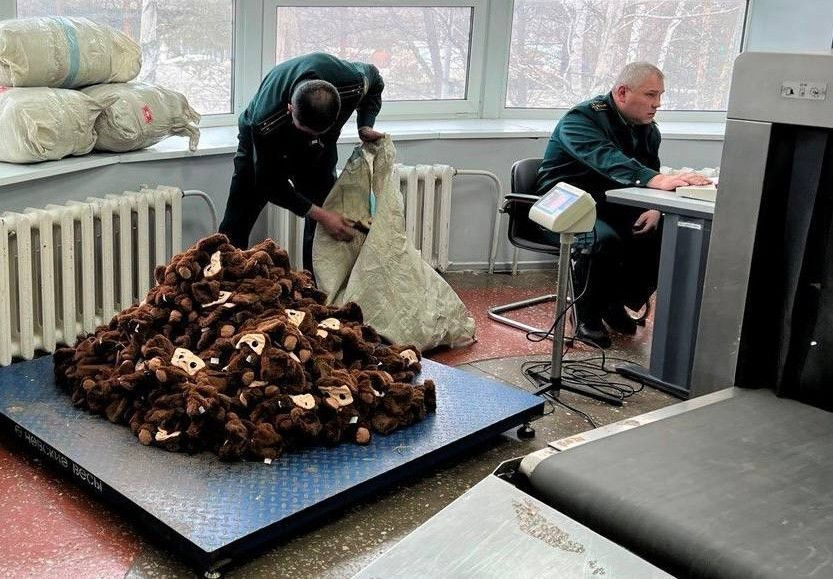 Российские таможенники изъяли у гражданина Китая 1200 Чебурашек.