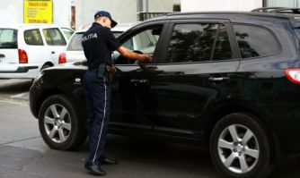 Mașinile înmatriculate în alte state, trase pe dreapta de oamenii legii. Foto: curentul.md