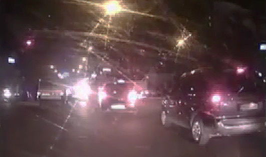 Potrivit celui care a suprins imaginile si le-a postat pe internet, accidentul s-a produs la intersectia strazilor Varlaam si Ismail.
