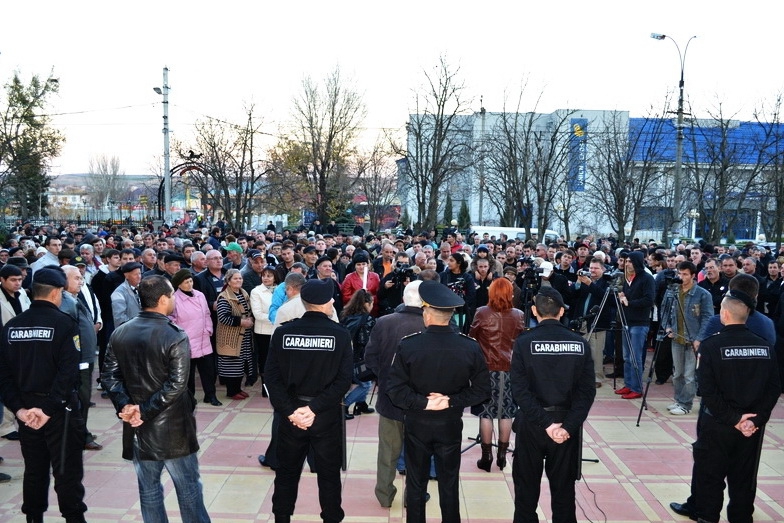 Собравшиеся раскритиковали главу автономии, заявив, что он "служит лишь кланам, но не своему народу"