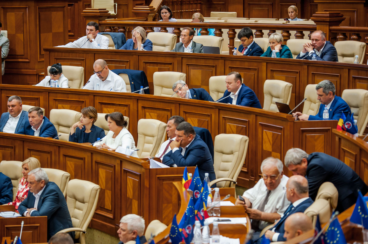 Установление ЧП стало поводом для пререканий депутатов.