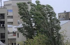 Vântul puternic a doborât aseară acoperişul unui bloc cu 5 etaje din sectorul Râşcani al capitalei.